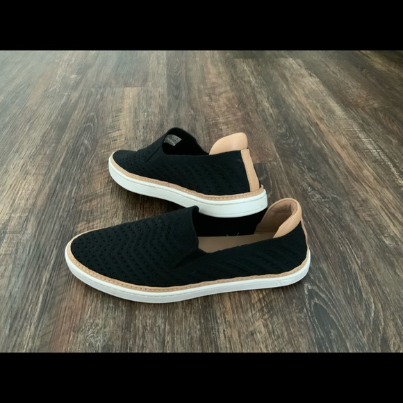 UGG Shoes - Ugg Womens Sammy Chevron Black / Tan Slip On Sneakers.